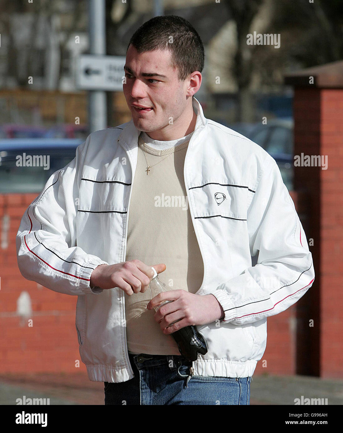 Damien French, 20 ans, arrive au tribunal de justice de Llandudno, le mercredi 5 2006 avril, pour être condamné pour cruauté envers les animaux après qu'il a volé un lapin dans la région d'un zoo, puis l'a nourri à un grand alligator mâle, nommé Albert. Français, L'année dernière, qui a déposé le gros lapin blanc dans l'étang d'alligators au zoo de Welsh Mountain à Colwyn Bay, dans le nord du pays de Galles, a été reconnu coupable de cruauté envers les animaux à la suite d'un procès d'une journée au tribunal de première instance de Llandudno, le mois dernier, lorsqu'il a été averti qu'une peine de prison était probable. Voir PA Story COURTS Rabbit. APPUYEZ SUR ASSOCIATION photo. Le crédit photo devrait se lire comme suit : Banque D'Images