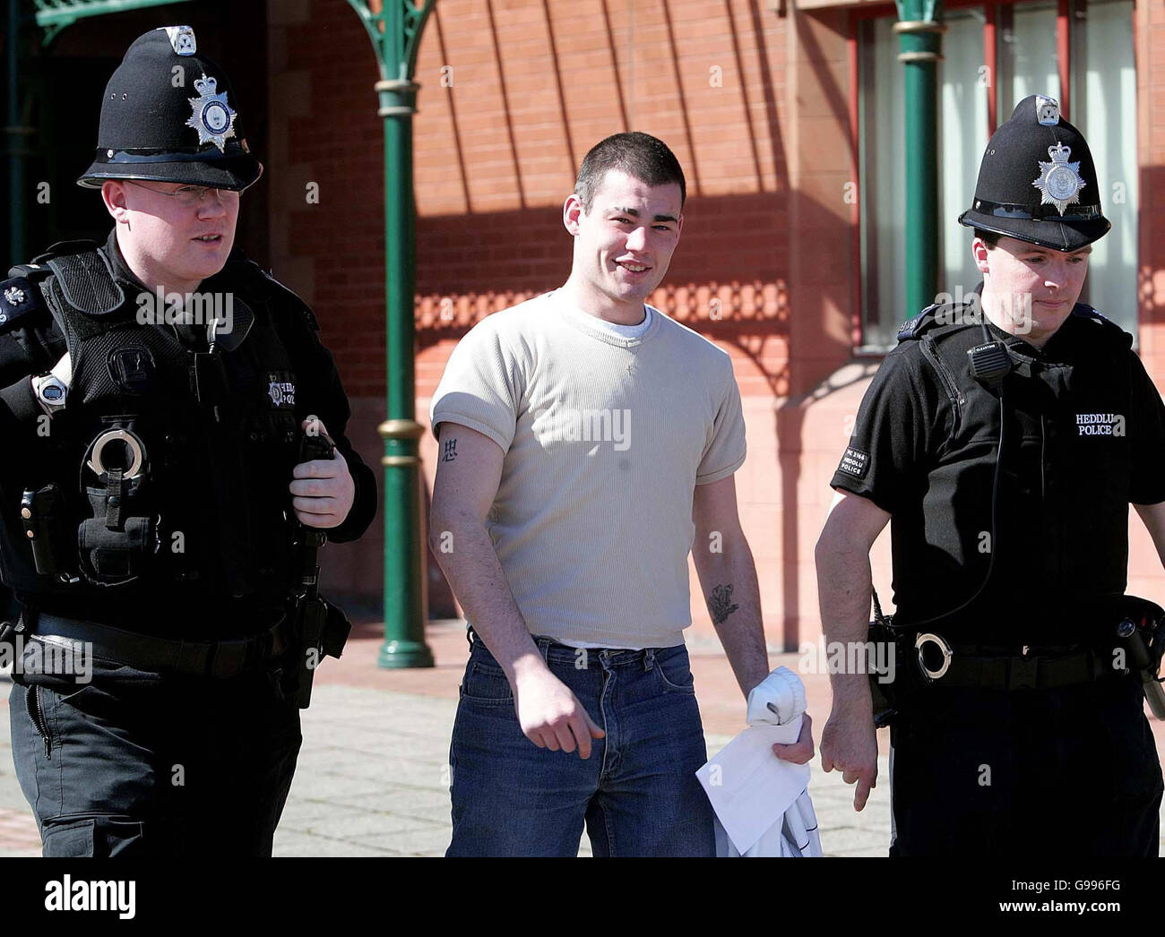 Damien Français quitte Llandudno Magistrate court flanqué par la police après avoir reçu une peine suspendue de six mois, mercredi 5 avril 2006.Français, 20 ans, qui a lancé le lapin d'un zoo aux alligators, a été épargné un sort derrière les bars aujourd'hui.Il a arraché un lapin sans défense dans une section de pétulage du zoo de Welsh Mountain à Colwyn Bay, dans le nord du pays de Galles, puis l'a déposé dans la piscine d'alligators voisine où il a été immédiatement sauvé par Albert, un gros alligator mâle, qui a maintenu son corps entre ses mâchoires.Le mois dernier, des Français sans emploi ont été reconnus coupables de cruauté envers les animaux au tribunal de justice de Llandudno. Banque D'Images