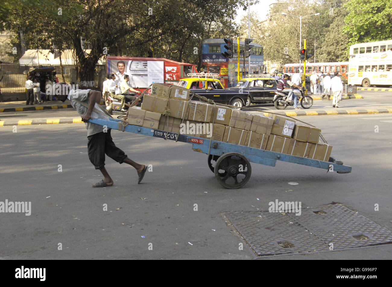 CRICKET Angleterre Tour de l'Inde 2006. Un marchand de marché tire un chariot à Mumbai Banque D'Images