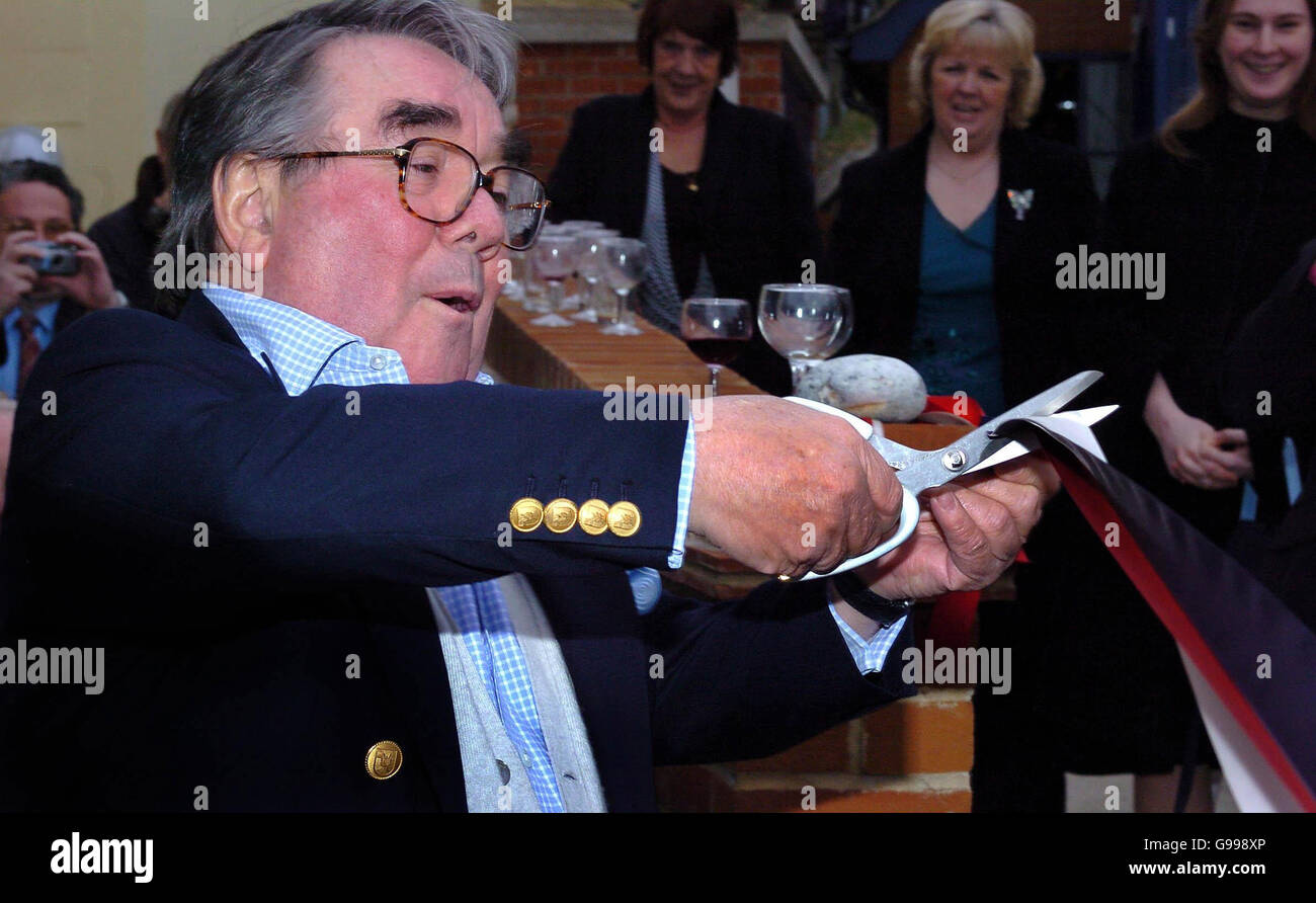 Ronnie Corbett, coupe le ruban lors de l'ouverture d'un nouveau musée dédié au célèbre homme du canot de sauvetage Henry Blogg à la station Cromer Lifeboat Station Cromer, Norfolk. Banque D'Images