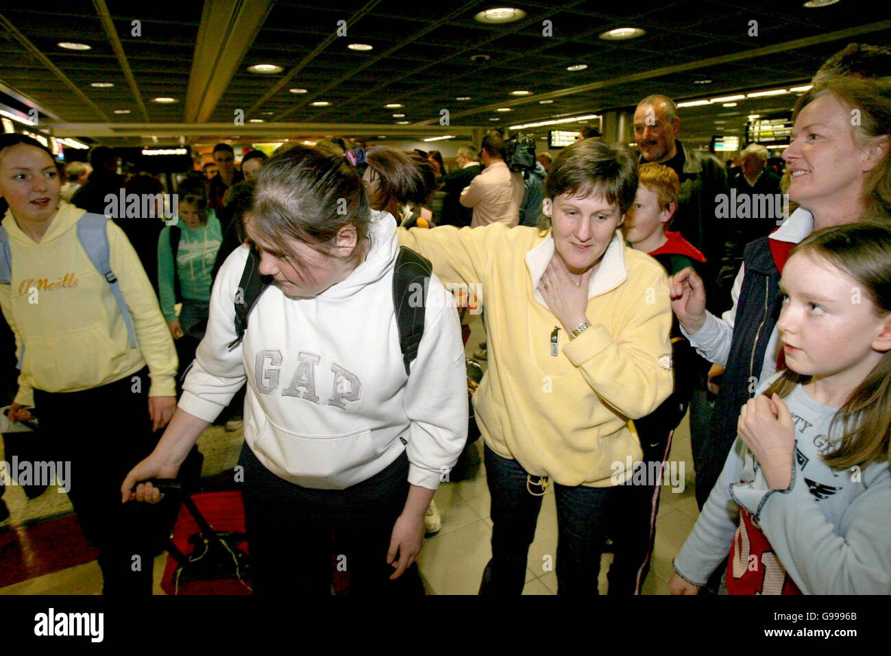 Les parents de Co Carlo accueillent leurs enfants de Ryanair vol FR25 de Paris à Dublin, qui a été détourné plus tôt à l'aéroport de Prestwick en raison d'une alerte de sécurité. Banque D'Images