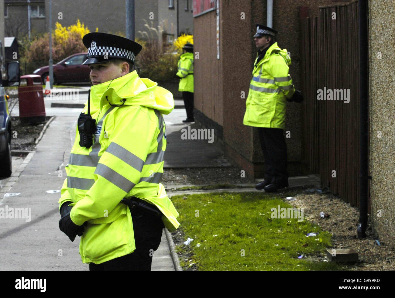 Photo montrant des policiers lors d'une allocution à Alva, dans le Clackmannanshire, alors qu'un homme de 20 ans était détenu ce soir dans un poste de police de haute sécurité après une opération antiterroriste - il a été arrêté dans une maison à la suite d'un raid matinal et détenu en vertu de la loi de 2000 sur le terrorisme, a déclaré la police centrale d'Écosse. Banque D'Images