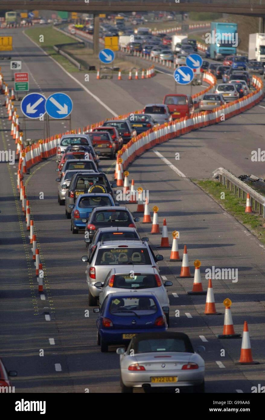 La circulation dense en direction du nord passe devant les travaux de la route sur l'autoroute M5 près de la jonction 20 à Clevedon, Somerset.Les entreprises automobiles faisaient état aujourd'hui d'un trafic important, car les vacanciers ont pu s'attendre à des températures douces pour se rendre sur la côte. Banque D'Images