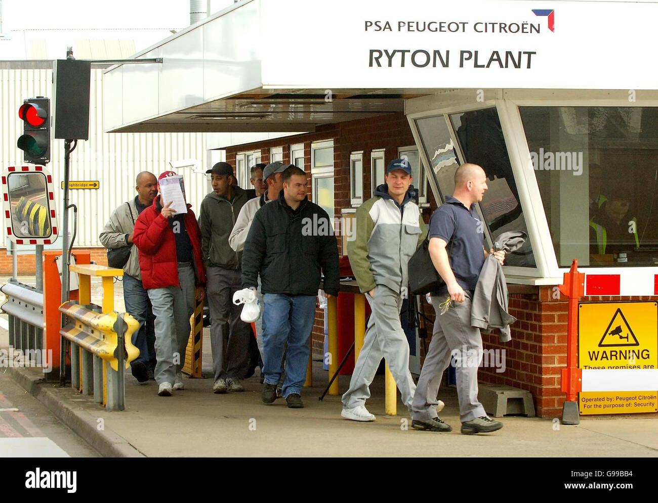 Workers leave the ryton factory in coventry Banque de photographies et ...