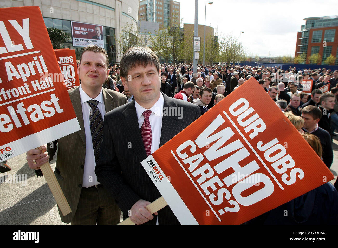 Basil McCrea (à droite), porte-parole du Northern Ireland Manufacturing Focus Group, avec des travailleurs protestant dans le centre-ville de Belfast. Les fabricants d'Irlande du Nord sont descendus dans les rues de Belfast aujourd'hui pour montrer leur opposition profonde aux projets du gouvernement de les faire payer les prix complets de leurs propriétés. Banque D'Images