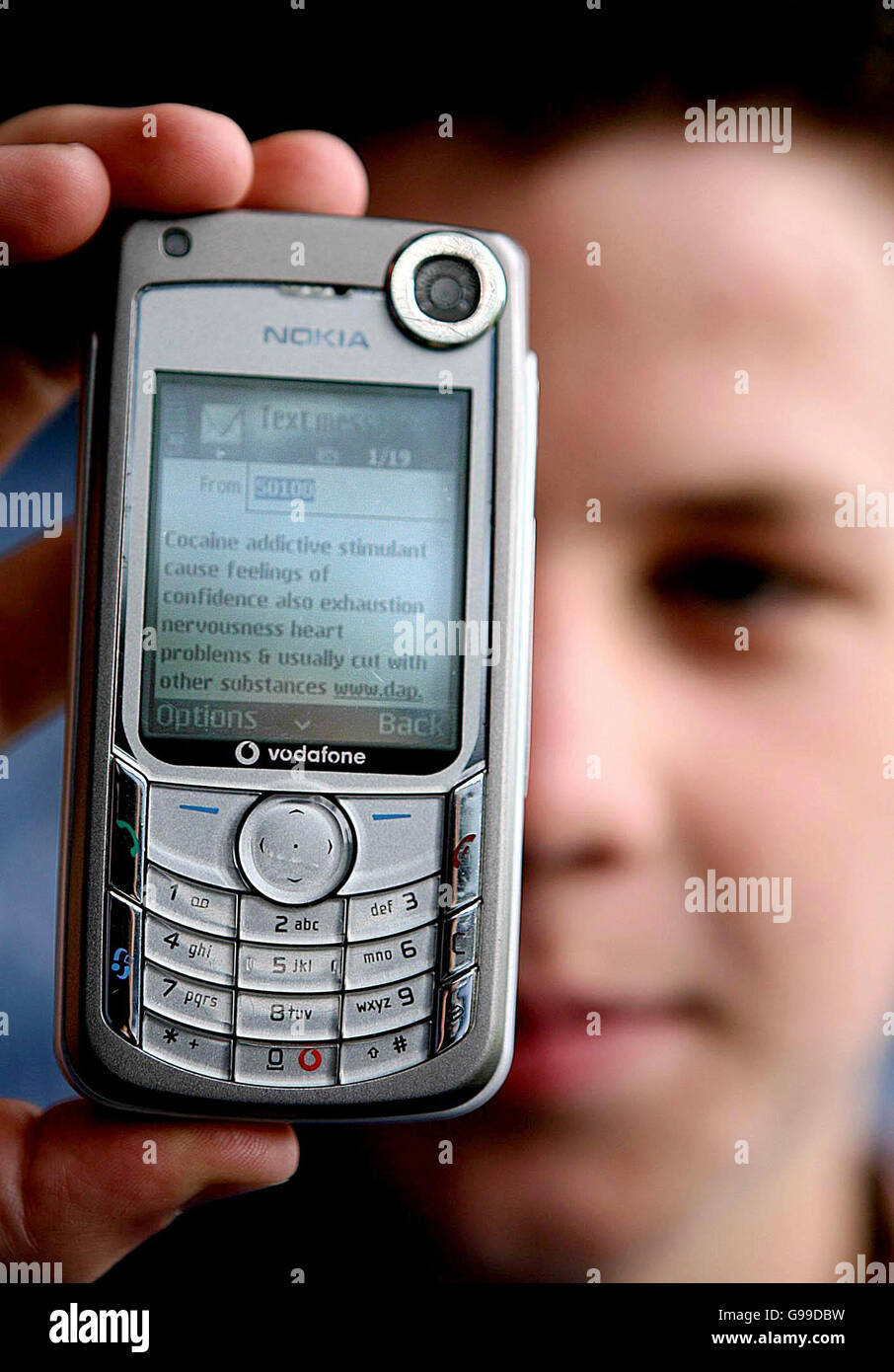 L'adolescent Simon Brown, de l'école secondaire Fairview de Dublin, possède un téléphone mobile lors du lancement aujourd'hui du service texte Virtual Outreach 50100 à Croke Park à Dublin. Banque D'Images