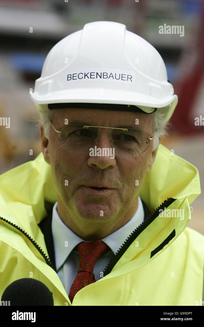 Franz Beckenbauer en Allemagne au stade Wembley le mardi 21 mars 2006. Sept des équipes gagnantes de la coupe du monde d'Angleterre en 1966 sont de retour sur la scène de leur triomphe à Wembley, ainsi que 11 membres de l'équipe ouest-allemande qu'ils ont battus pour remporter le trophée. L'événement a été organisé pour marquer le 40e anniversaire de la plus grande réussite du football anglais et comme l'anticipation se construit avant la coupe du monde en Allemagne cet été. Voir PA Story SPORT Angleterre. Banque D'Images