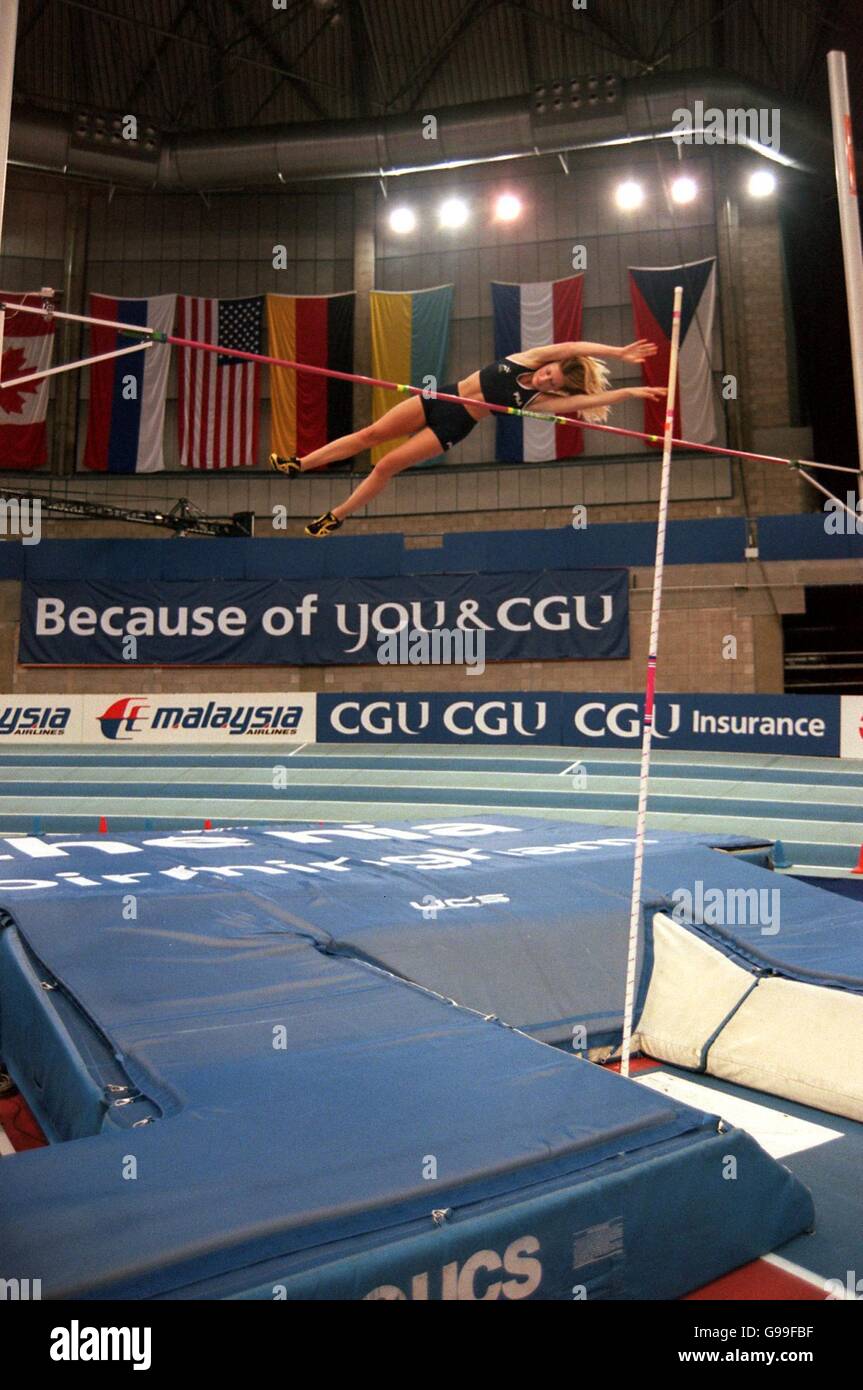 Athlétisme - essais en salle de l'UGC et championnats AAA - NIA, Birmingham.Plusieurs drapeaux sont suspendus au-dessus d'une bannière et d'un tableau de l'UGC Banque D'Images