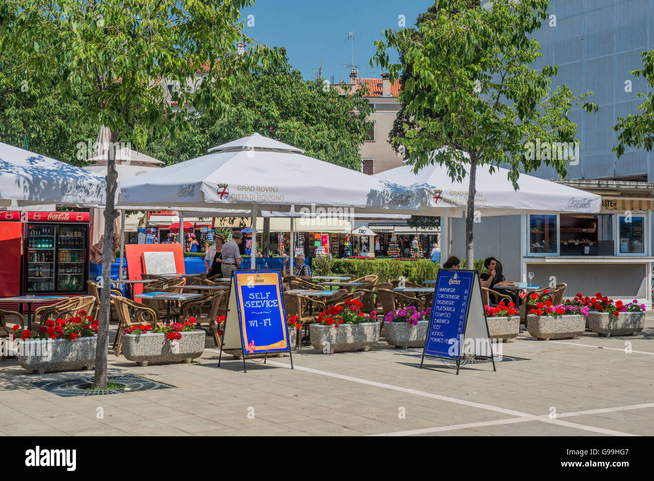 Café de la rue dans la jolie ville de Rovinj ou Rovigno, sur la mer Adriatique en Croatie Banque D'Images