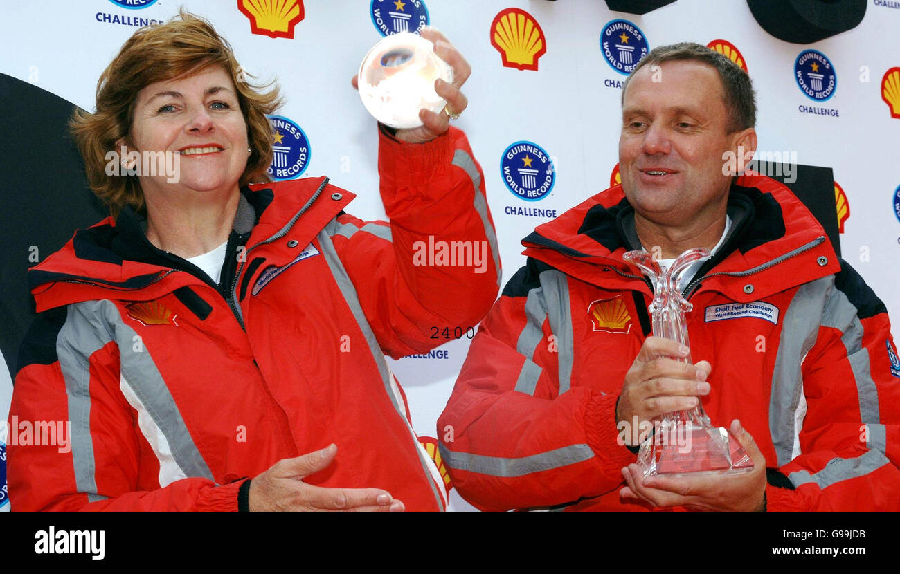 John et Helen Taylor ont remporté leur trophée au Shell Building à Londres, le mardi 4 avril 2006, après avoir atteint un nouveau record de consommation de carburant pour la conduite dans le monde avec seulement 24 réservoirs d'essence.Le couple a lancé le Shell Fuel Economy World Record Challenge le 17 janvier et a parcouru 18,001 miles dans 25 pays.Voir l'histoire des PA.APPUYEZ SUR ASSOCIATION photo.Le crédit photo devrait se lire comme suit : Fiona Hanson/PA Banque D'Images