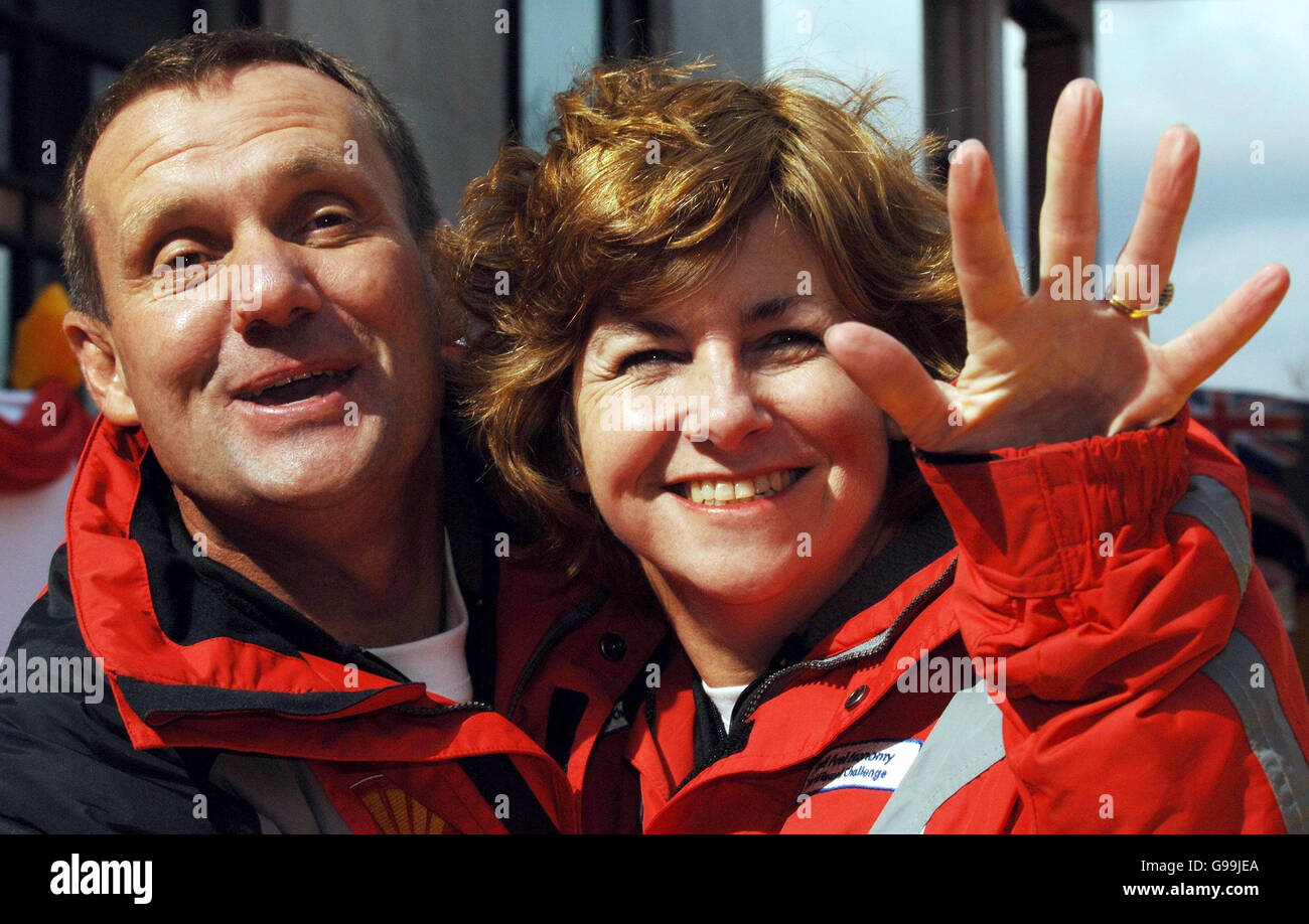 John et Helen Taylor célèbrent l'obtention d'un nouveau record de consommation de carburant pour la conduite dans le monde entier avec seulement 24 réservoirs d'essence au Shell Building à Londres, le mardi 4 avril 2006. Le couple a lancé le Shell Fuel Economy World Record Challenge le 17 janvier et a parcouru 18,001 miles dans 25 pays. Voir PA Story CONDUITE D'AVENTURE. APPUYEZ SUR ASSOCIATION photo. Le crédit photo devrait se lire comme suit : Fiona Hanson/PA Banque D'Images