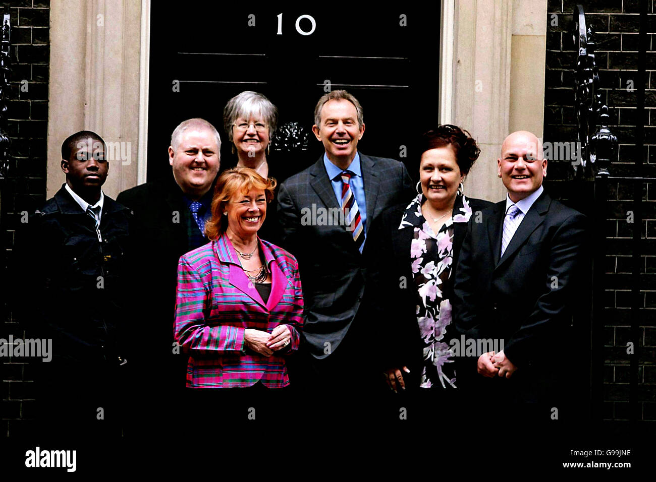 Les lauréats du Prix respect photographiés à l'extérieur du 10 Downing Street avec le Premier ministre Tony Blair, le mardi 4 2006 avril. (G-D) Carlo Wallace, James O'Rourke, Jill Fairconfrère Millis, Lynda King Taylor et Joe et Alison Bednal. Les prix, organisés en partenariat avec crime Concern, reconnaissent les individus et les groupes qui ont transformé leurs communautés en s'attaquant à des problèmes tels que le vandalisme, les voisins nuisibles, le harcèlement, l'intimidation et les graffitis. Regardez l'histoire des PA. APPUYEZ SUR ASSOCIATION photo. Le crédit photo devrait se lire comme suit : Cathal McNaughton/PA Banque D'Images