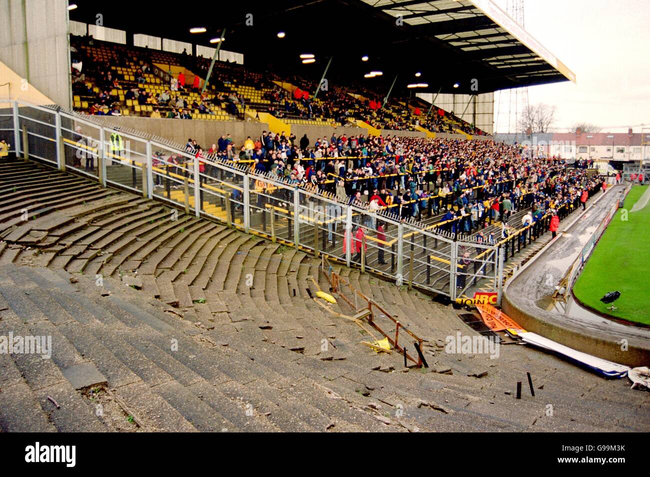 Vue sur le stand principal de Boothferry Park, maison de Hull City, de l'autre côté de la terrasse Banque D'Images