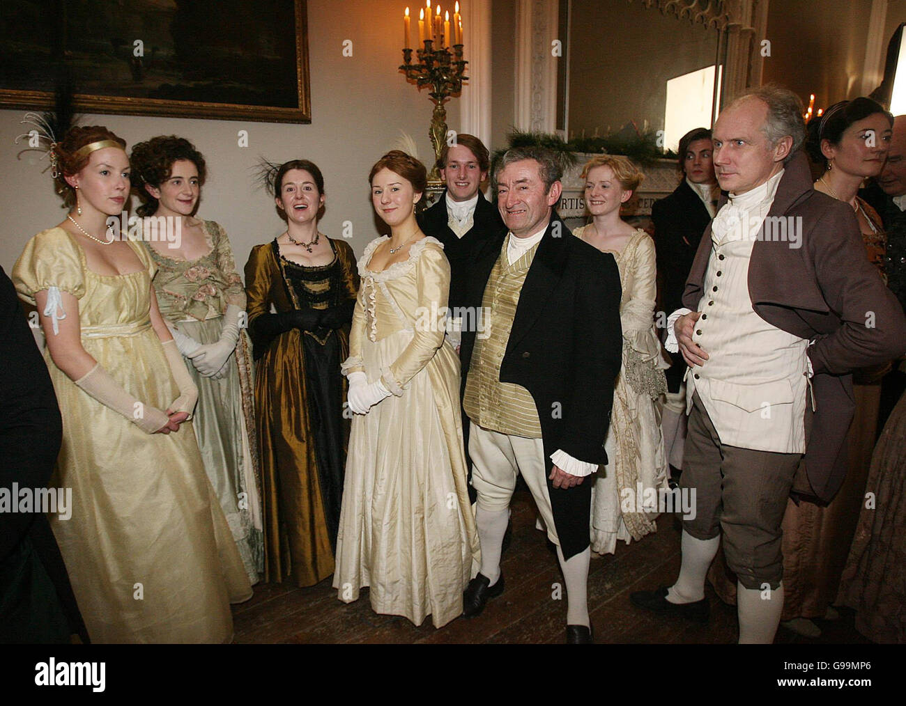 Figurants en costume d'époque sur l'ensemble de devenir Jane, à Charleville Forest Castle dans le Midlands Irlandais, avec Anne Hathaway et James McEvoy, où 100 figurants en costume dress réunis pour la scène de bal du film. Banque D'Images