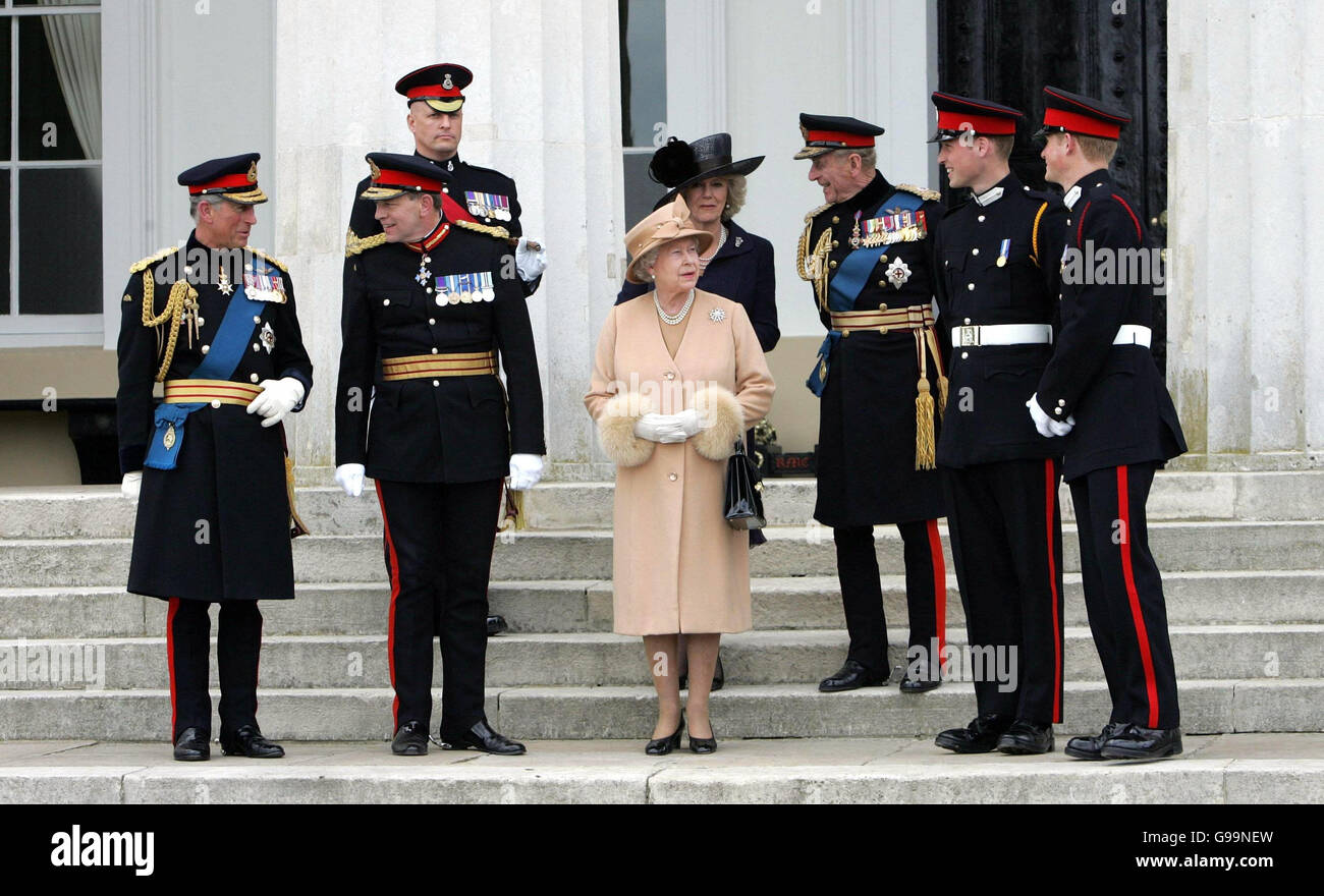 De gauche à droite : le prince de Galles, le général Andrew Ritchie le commandant de Sandhurst, l'Académie Sergent le major Nichols, les Britanniques la reine Elizabeth II, la duchesse de Cornwall, le duc d'Édimbourg, Le Prince William et le Prince Harry sur les marches devant l'Académie militaire royale de Sandhurst après la Parade de Sovereign qui a marqué l'achèvement de la formation de l'officier du Prince Harry. ASSOCIATION DE PRESSE photo Date: Mercredi 12 avril 2006. Le prince était l'un des 220 cadets qui ont transmis et reçu leurs commissions dans l'armée britannique. Voir l'histoire de l'AP, ROYAL Harry. Le crédit photo devrait être le suivant : Banque D'Images
