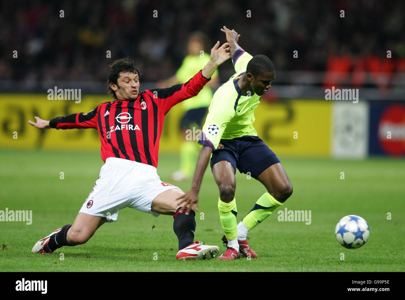 Le Kakha Kaladze de l'AC Milan est battu par Samuel ETO'o de Barcelone Banque D'Images