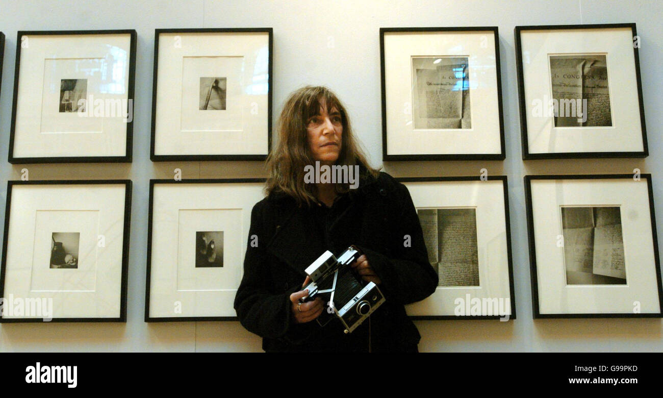 La musicienne et artiste Patti Smith se trouve devant une partie de son œuvre à la Mitchell Library de Glasgow, alors qu'elle ouvrait un festival célébrant l'art visuel dans la ville. Banque D'Images