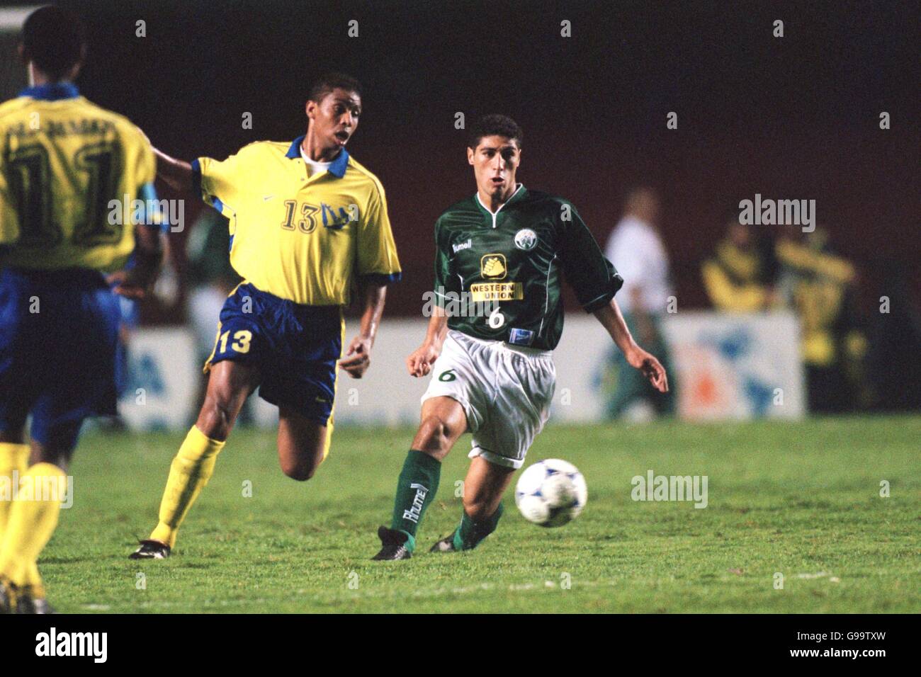 Football - Championnats du monde du Club de la FIFA - Groupe A - Al Nassr v Raja Casablanca.Youssef Safri de Raja Casablanca (à droite) joue le ballon en avant comme Ahmed Bahja d'Al Nassr (à gauche) Banque D'Images
