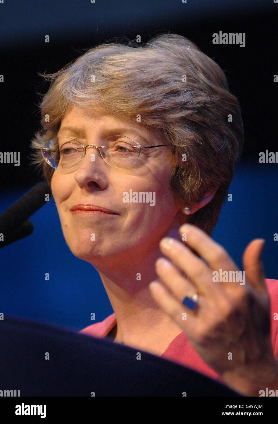 Patricia Hewitt, secrétaire à la Santé, s'exprimant au service des ressources humaines (RH) à la conférence du NHS à Birmingham. Banque D'Images