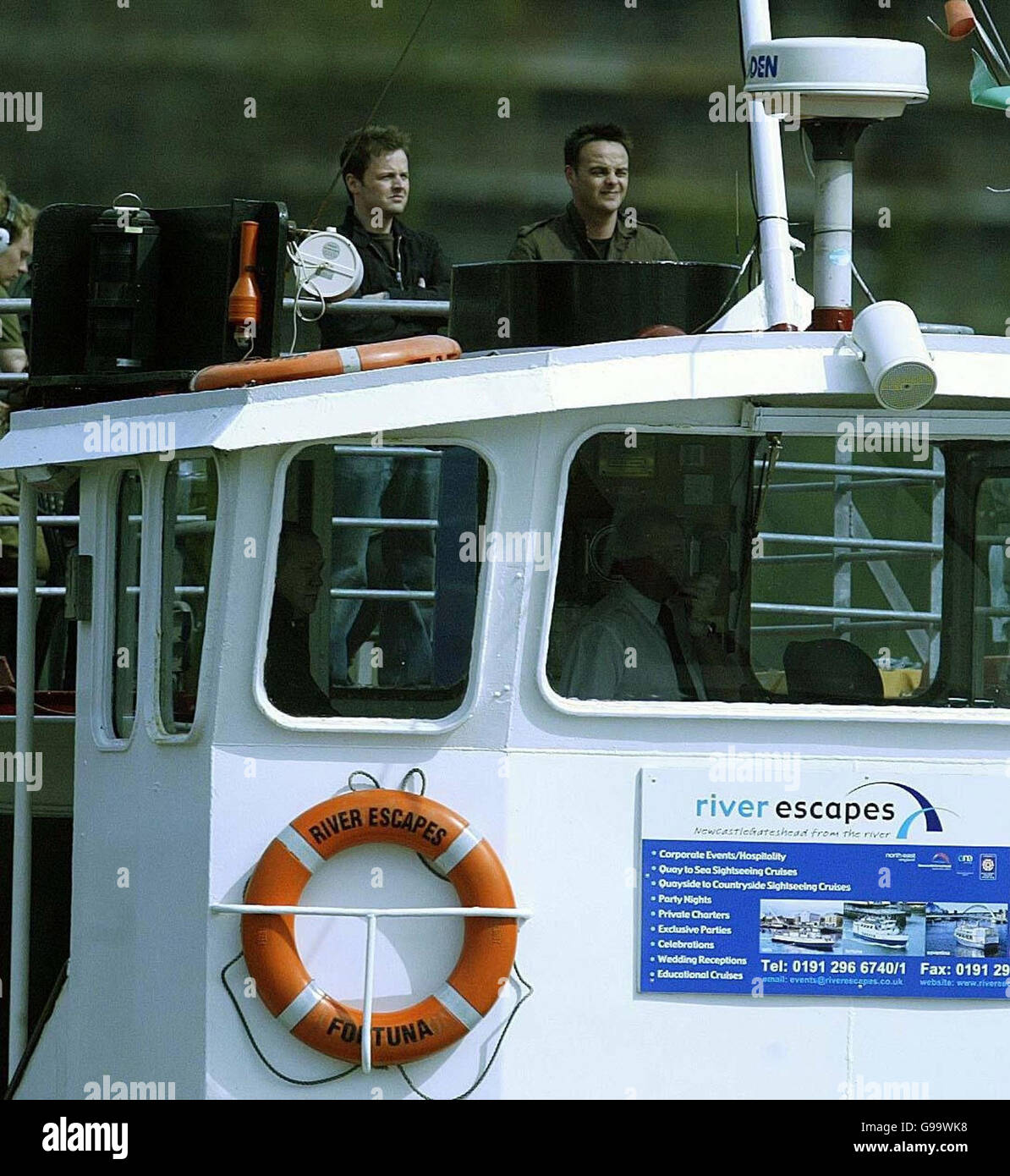 SHOWBIZ AntDéc.Le duo Geordie Ant et Dec naviguent sur la rivière Tyne tout en filmant à Newcastle. Banque D'Images