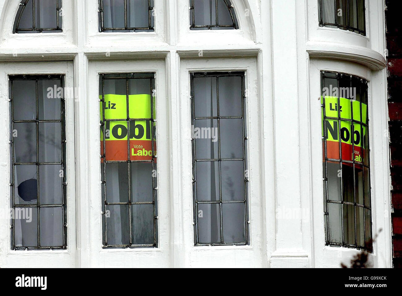 Des affiches à l'appui du candidat syndical local sont visibles dans les fenêtres du domicile du vice-premier ministre John Prescott, dans la région de Sutton, à Hull. Banque D'Images