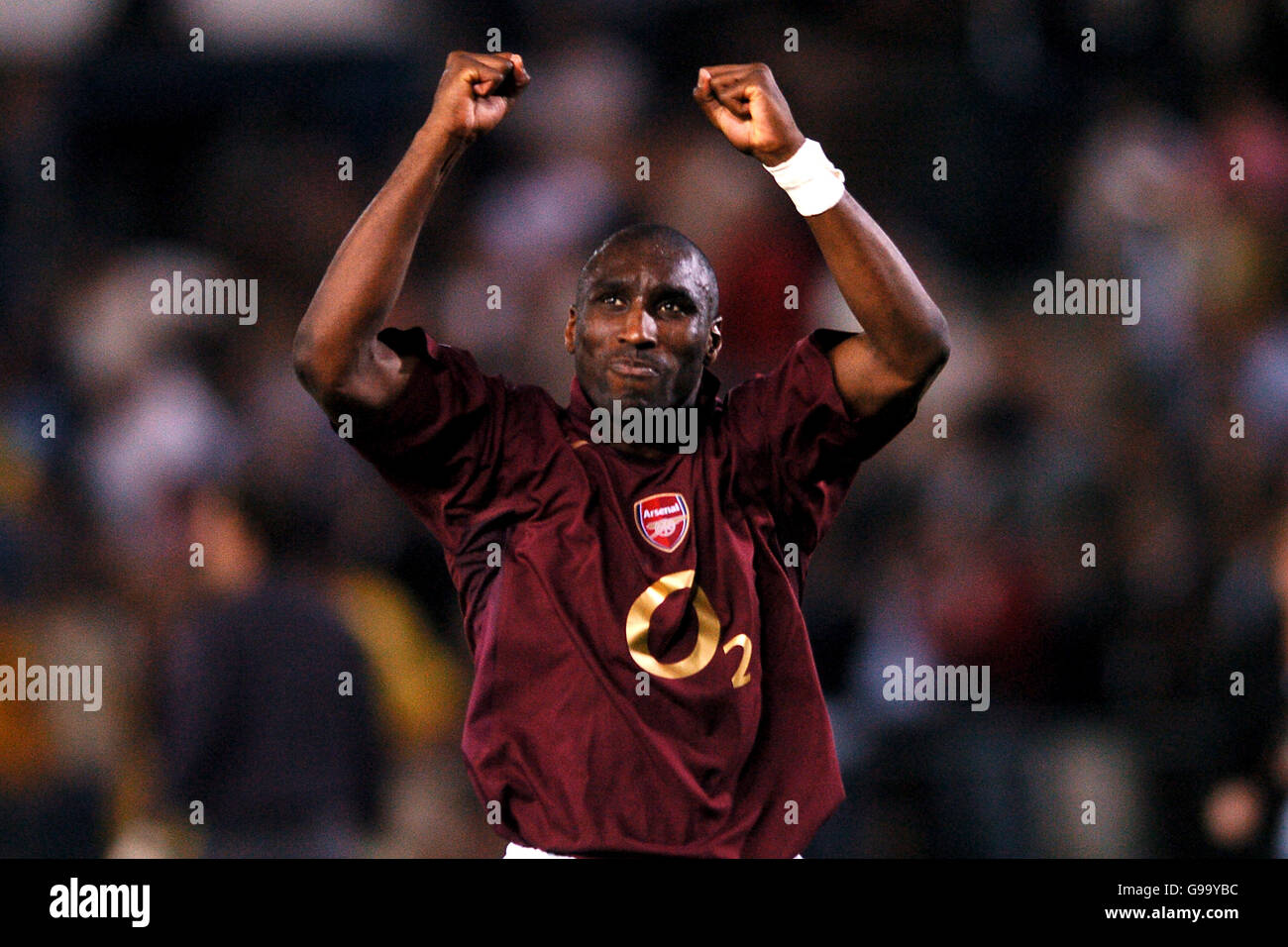 Football - Ligue des champions de l'UEFA - semi-finale - deuxième étape - Villarreal / Arsenal - El Madrigal.Sol Campbell, d'Arsenal, célèbre l'obtention de la finale de la Ligue des champions de l'UEFA Banque D'Images