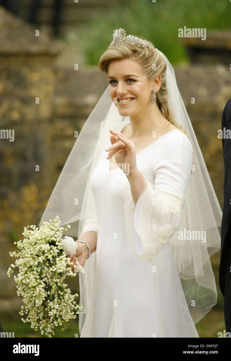 Laura Parker Bowles arrive pour son mariage avec Harry Lopes à l'église St Cyriac à Lacock, Wiltshire. Banque D'Images