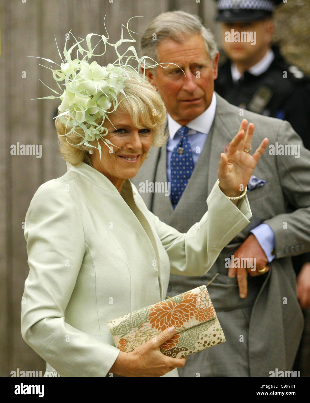 Le Prince de Galles et la duchesse de Cornouailles arrivent pour le mariage de la fille de la Duchesse Laura Parker Bowles, à Harry Lopes à l'église St Cyriac à Lacock, Wiltshire. Banque D'Images