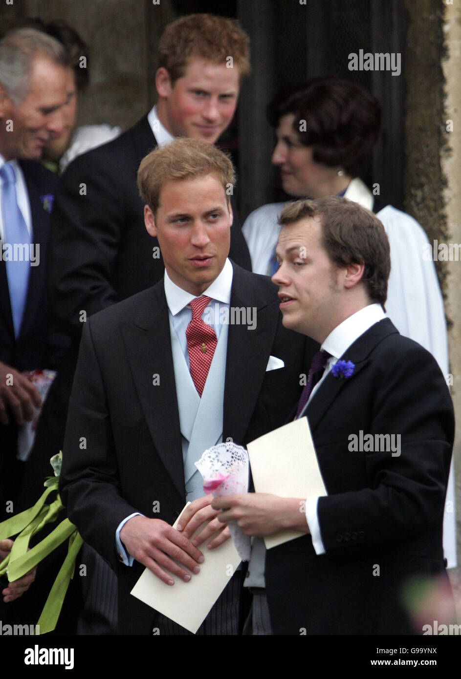 Le prince William et le prince Harry (derrière ) parle à Tom Parker Bowes après le mariage de Laura Parker Bowles à Harry Lopes à St Cyriac's Church, Lacock, Wiltshire. Banque D'Images