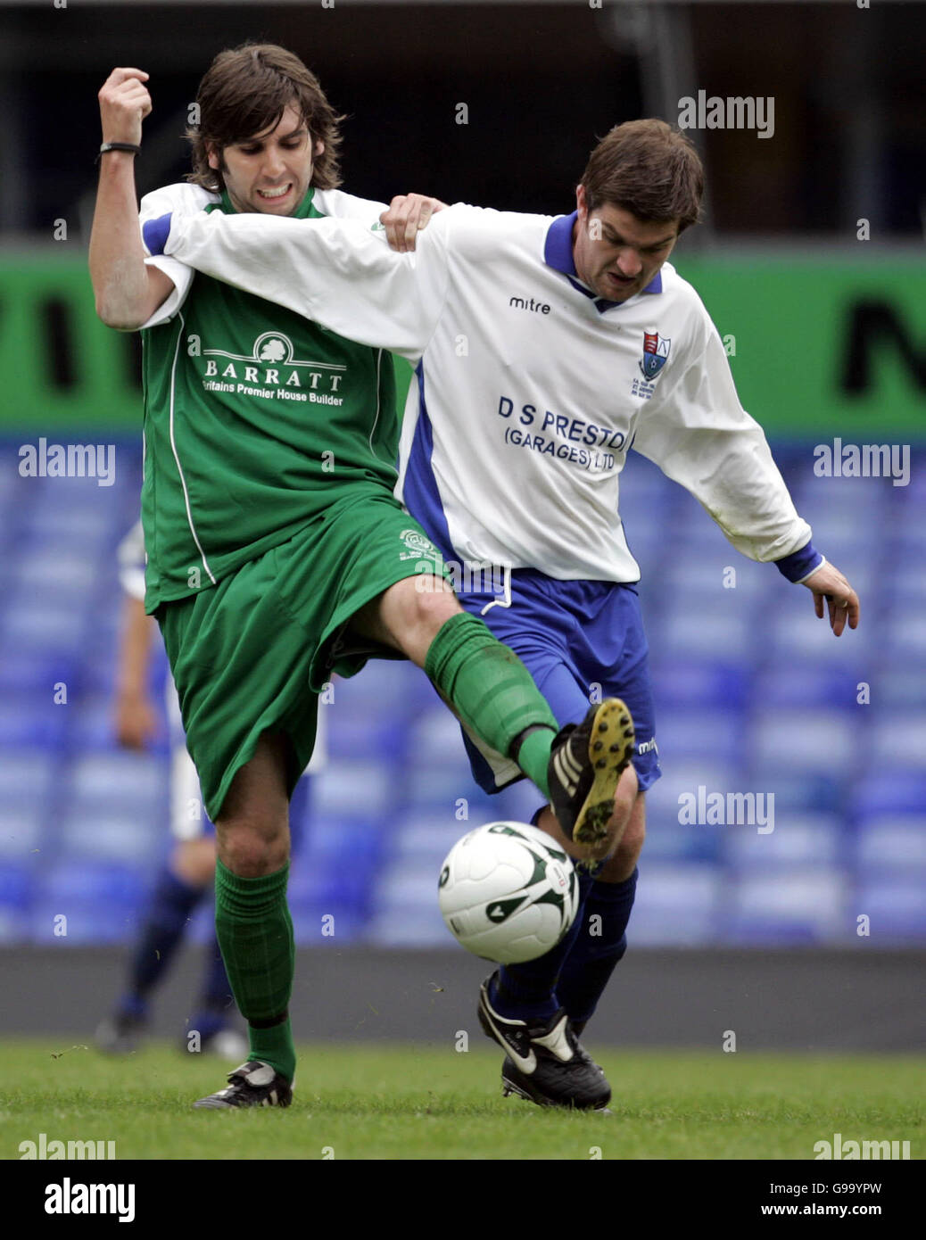 Adam Beasley de Nantwich Town et Daryl Craft de Hillingdon Borough Town bataille pour le ballon Banque D'Images