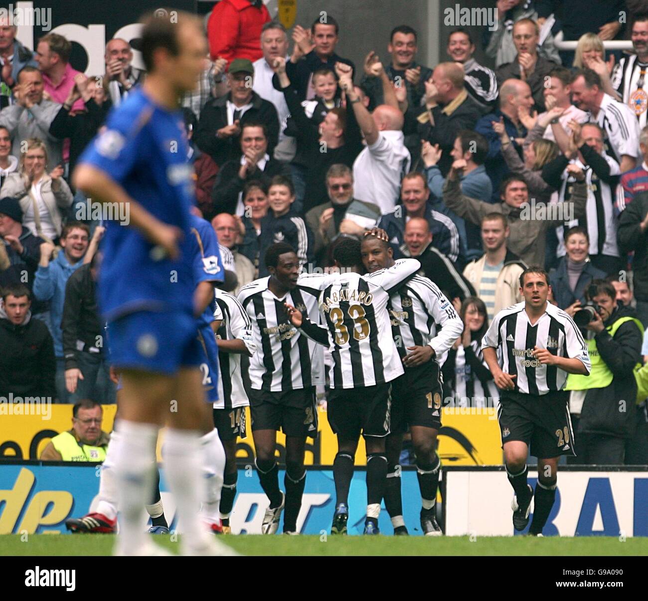 Soccer - FA Barclays Premiership - Newcastle United / Chelsea - St James Park.Titus Bramble (c) de Newcastle United célèbre son but Banque D'Images