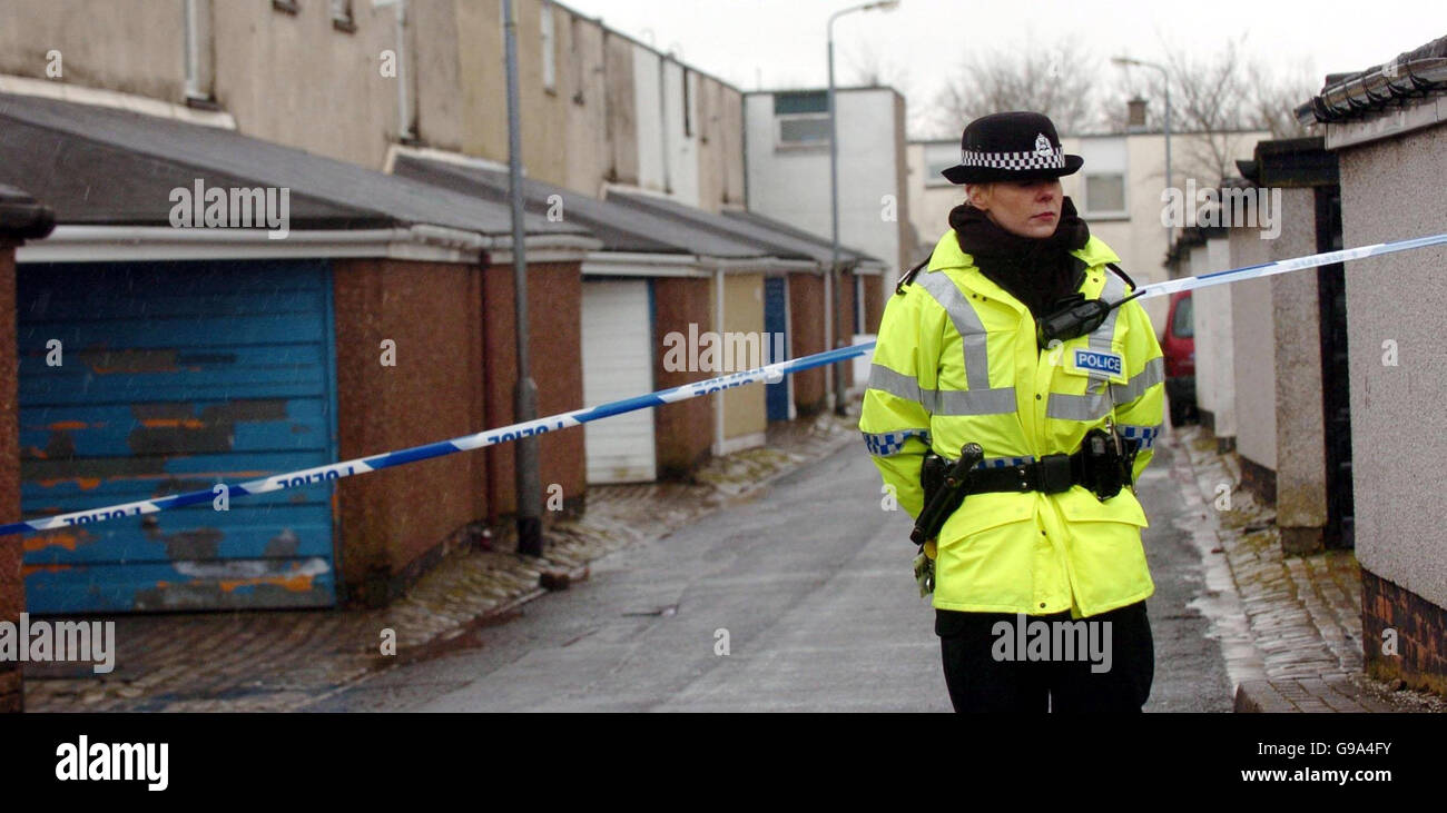 Un policier se tient sur le chemin Torbrex, Cumbernauld, près de Glasgow, le vendredi 7 avril 2006, où un homme a été assassiné pendant la nuit. L'homme de 25 ans, qui n'a pas été nommé, a été tué par balle dans la rue animée alors qu'il visitait la maison d'un ami. Il s'agissait de la deuxième fusillade mortelle dans le centre de l'Écosse ces derniers jours, avec Graeme Baxter, 32 ans, abattu dans le Calder oriental dans le Lothian occidental, hier à 6 heures du matin. Voir PA Story SCOTLAND tournage. APPUYEZ SUR ASSOCIATION PHOTO. LE CRÉDIT PHOTO DEVRAIT ÊTRE DANNY Lawson /PA Banque D'Images