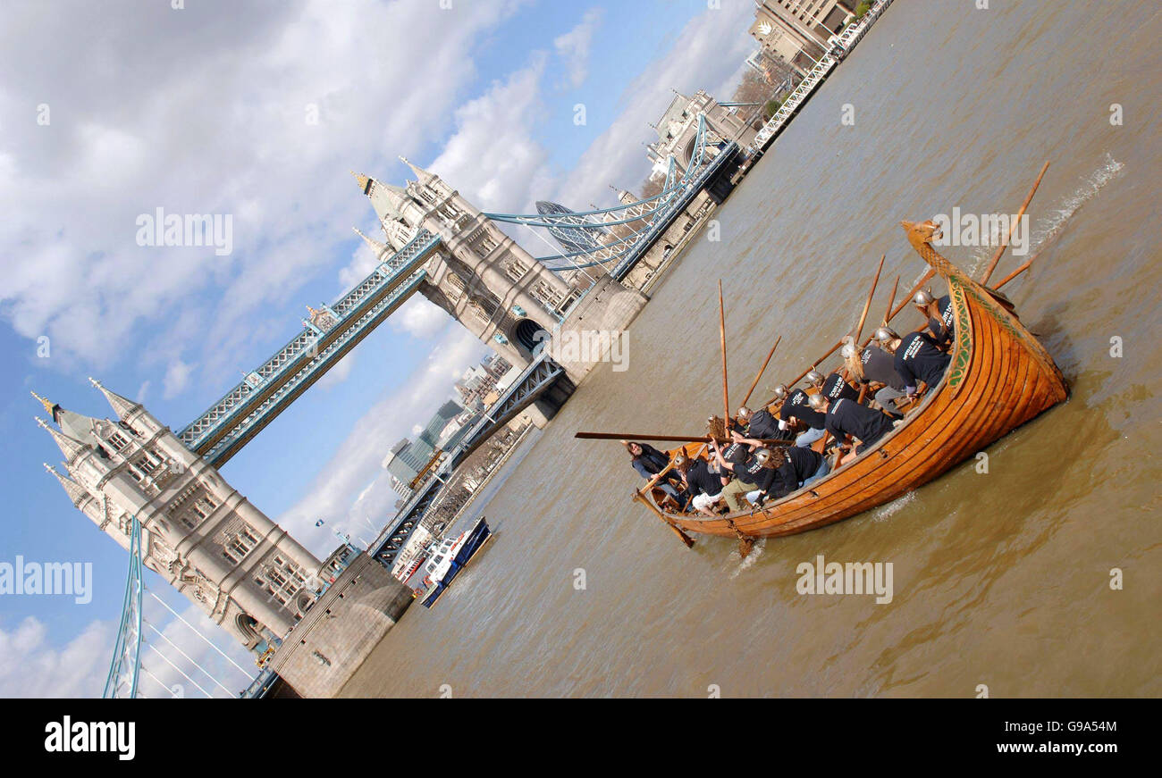 Une réplique authentique de la viking longboat descend la Tamise en passant par Tower Bridge, à Butler's Wharf à Bermondsey, au sud-est de Londres. Banque D'Images