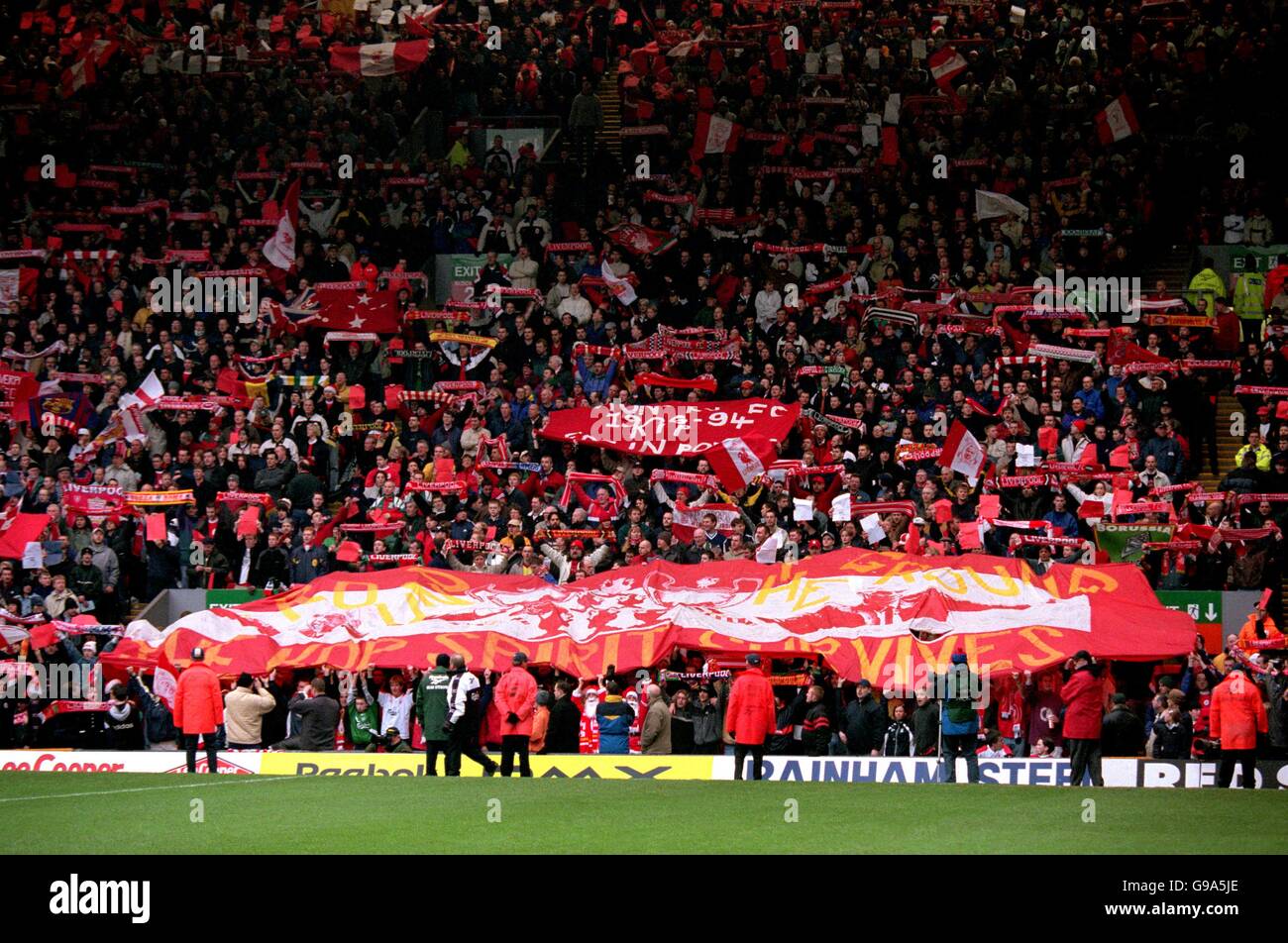 Football - FA Carling Premiership - Liverpool / Coventry City.Les fans de Liverpool sur le Kop rendent hommage à l'ancien gestionnaire Bill Shankly, à l'occasion du quarantième anniversaire de sa nomination Banque D'Images