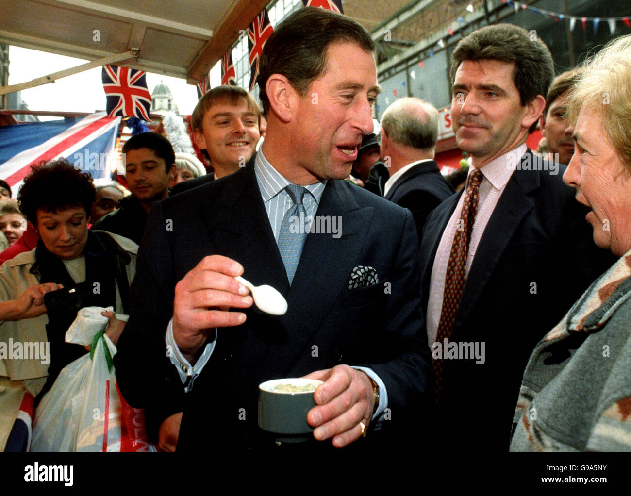 Le Prince de Galles mange un bol d'anguilles à Surrey Street Market, Croydon, dans le sud de Londres.Surrey Street a été fondée au XIIIe siècle et est l'un des plus anciens marchés de Stret de Londres. Banque D'Images