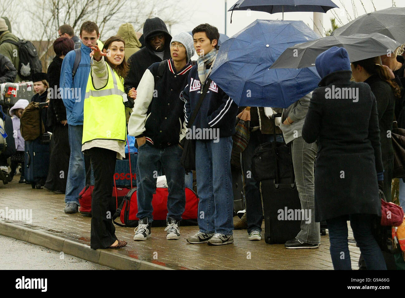 Les passagers de l'Eurostar font la queue pour pleuvoir à la gare internationale d'Ashford dans le Kent, car les services Eurostar ont été perturbés par une maison effondrée à Ridley Road, Bromley, dans le Kent, ce qui signifie que les vacanciers et les navetteurs ont dû faire face à de longs retards avec l'effondrement, causant de graves perturbations au tunnel sous la Manche et aux services ferroviaires nationaux. Banque D'Images