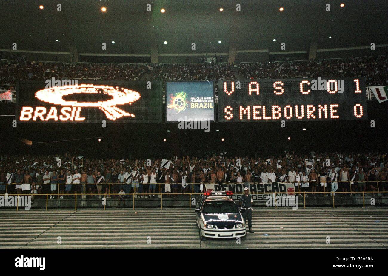 Football - Championnats du monde du Club FIFA - Groupe B - Vasco da Gama v South Melbourne.Un policier se tient avec sa voiture de patrouille sur les terrasses du stade Maracana à Rio Banque D'Images