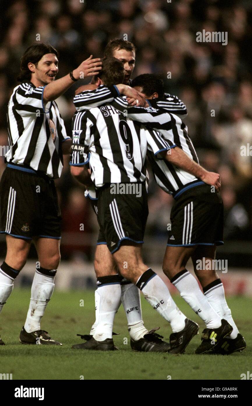 Nolberto Solano (r) de Newcastle United célèbre avec Alan Shearer (Deuxième  à gauche) et Duncan Ferguson (deuxième à droite) après avoir obtenu le  troisième objectif Photo Stock - Alamy