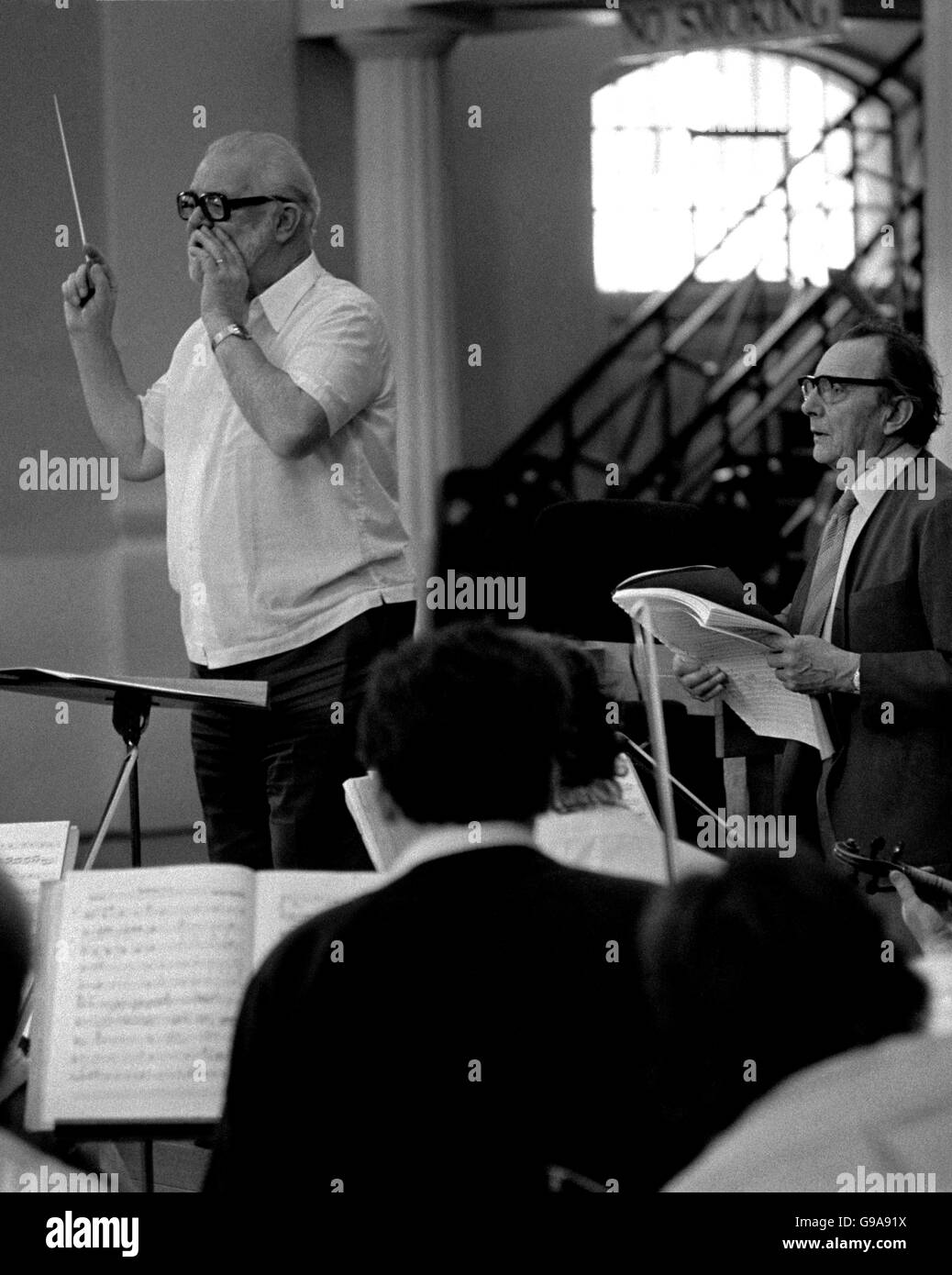 Sir Charles Groves, conducteur barbu, se produit, comme Sir Lennox Berkeley (à droite) consulte sa partition.Sir Charles dirige la première mondiale de la Symphonie no 4 de Sir Lennox au World Festival Hall. Banque D'Images