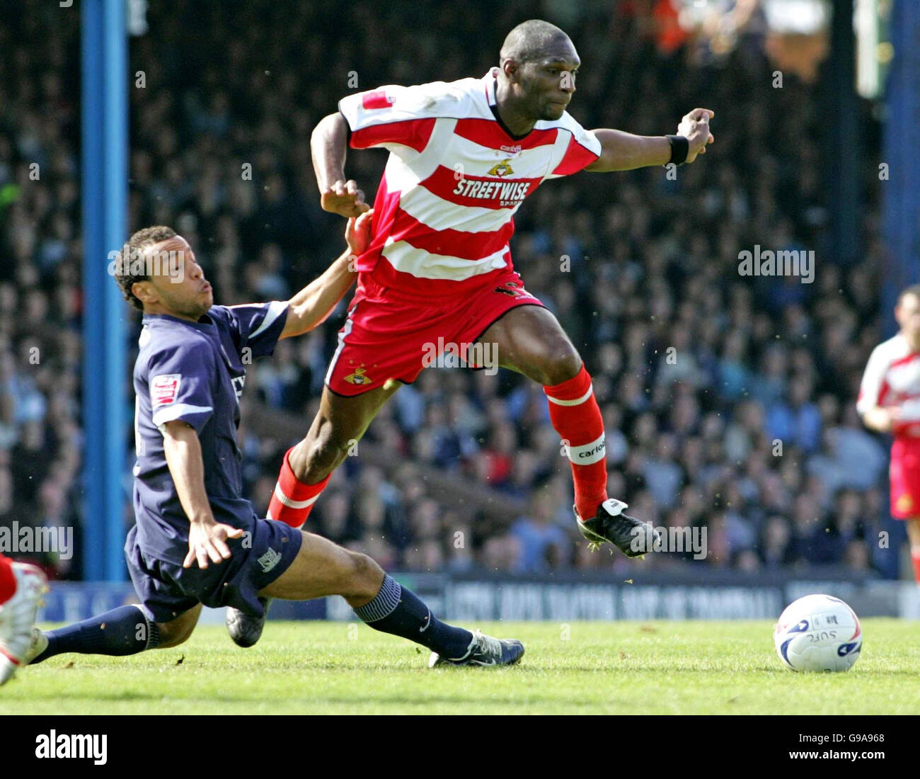 FOOTBALL Southend.Lewis Hunt (L) de Southend United s'attaque à Leo Fortune-West de Doncaster lors du match de la Ligue 1 à Roots Hall, Southend-on-Sea. Banque D'Images