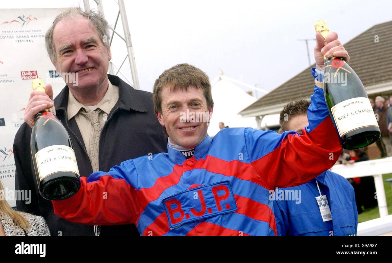 Le Jockey Carl Llewellyn célèbre après la course pour Paddy a remporté le Gala Casinos Scottish National à l'hippodrome d'Ayr. Banque D'Images