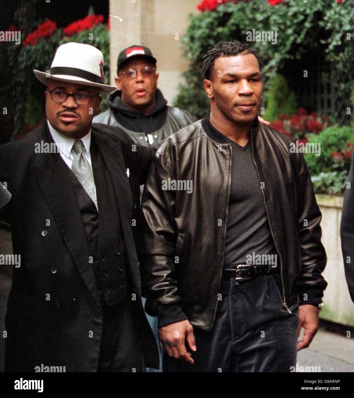 Mike Tyson à l'extérieur de l'hôtel Grosvenor House à Park Lane, Londres aujourd'hui. Banque D'Images