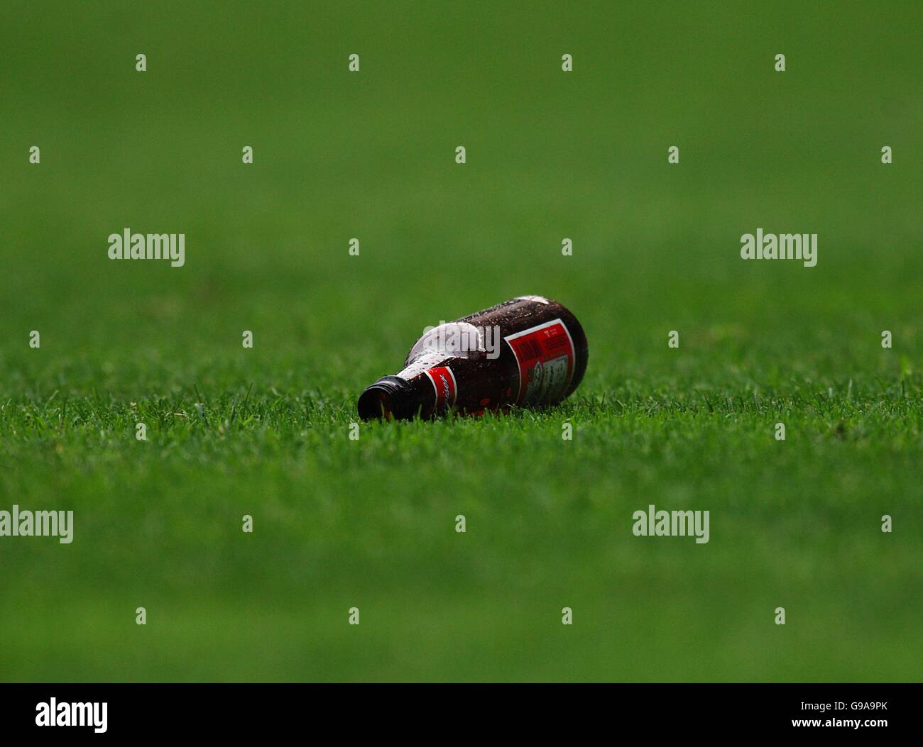 Football - coupe FA - demi-finale - Chelsea / Liverpool - Old Trafford.Une bouteille de bière qui a été jetée sur le terrain Banque D'Images