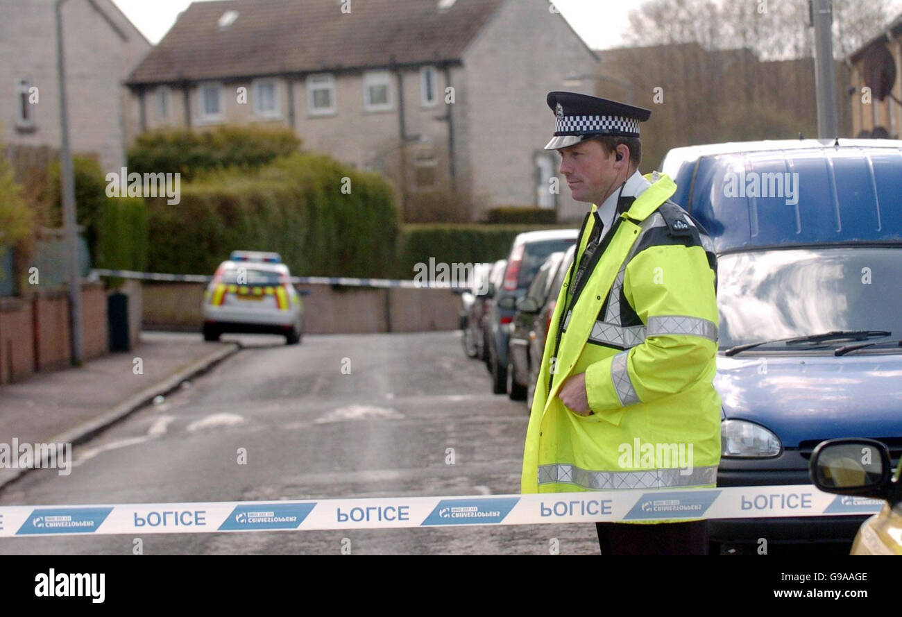 Tir EN ECOSSE.Un policier se trouve au bout de l'avenue Gilmerton Dykes, à Édimbourg. Banque D'Images