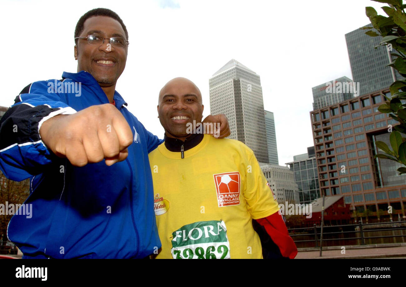 L'ancien footballeur Manchester United et le deuxième footballeur de la MS Danny Wallace (R) rencontre l'ancien boxeur Michael Watson alors qu'il continue à marcher sur le parcours du marathon de Flora London. Banque D'Images