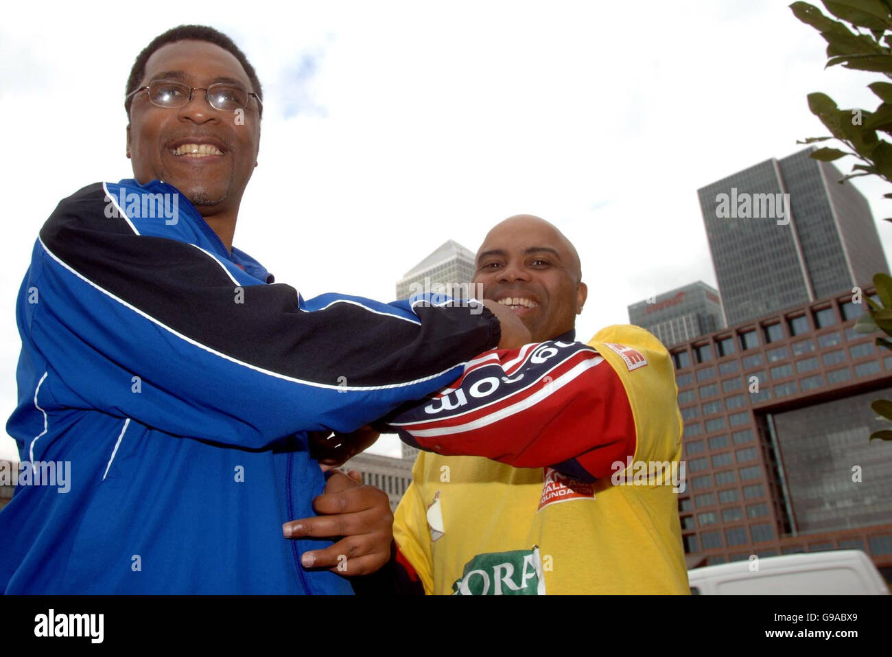 L'ancien joueur de Manchester United et Mme sufferer Danny Wallace (L) répond aux ex-boxeur Michael Watson alors qu'il continue à marcher autour de la flore marathon de Londres bien sûr. Banque D'Images