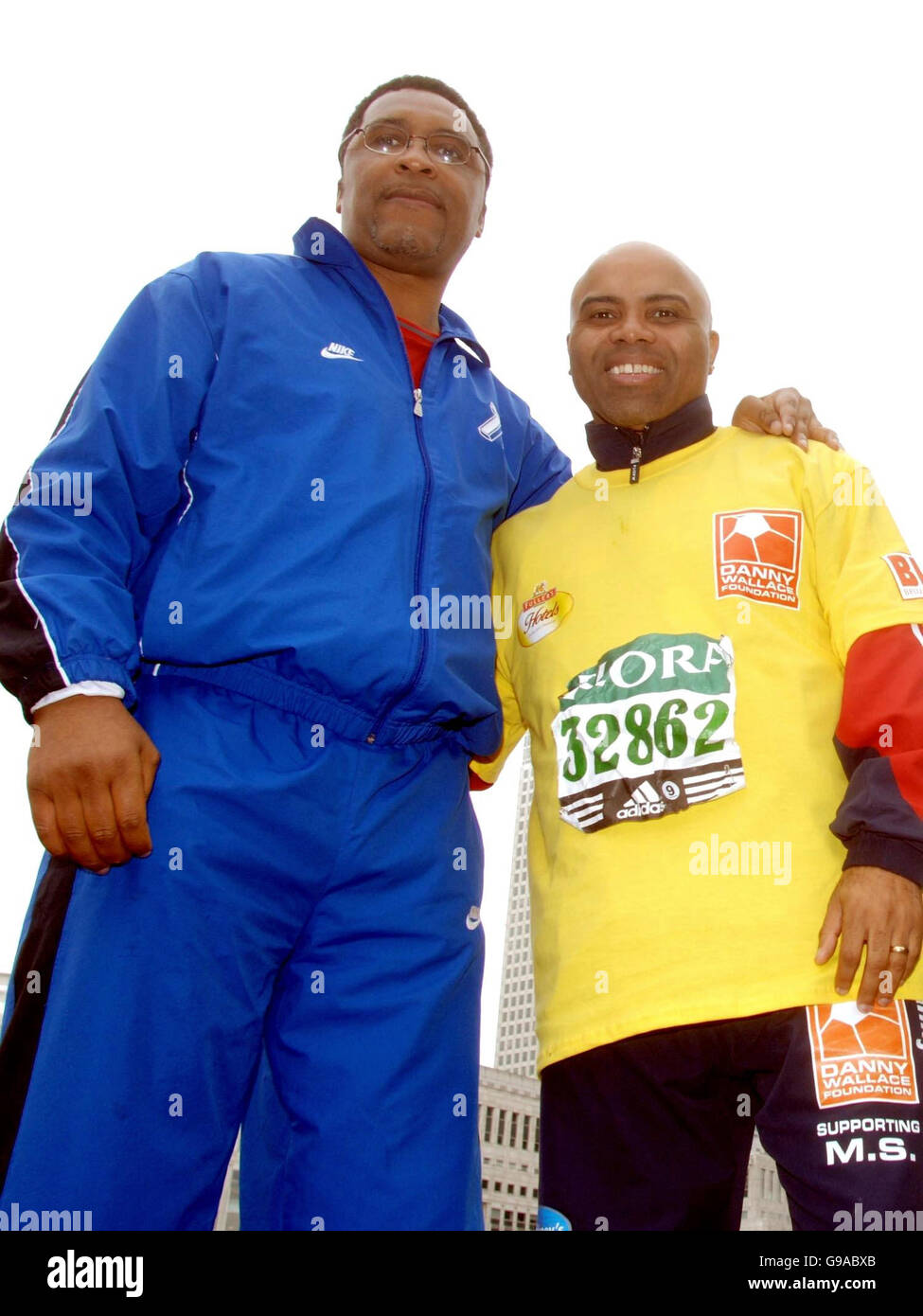 L'ancien footballeur Manchester United et le deuxième footballeur de la MS Danny Wallace (R) rencontre l'ancien boxeur Michael Watson alors qu'il continue à marcher sur le parcours du marathon de Flora London. Banque D'Images