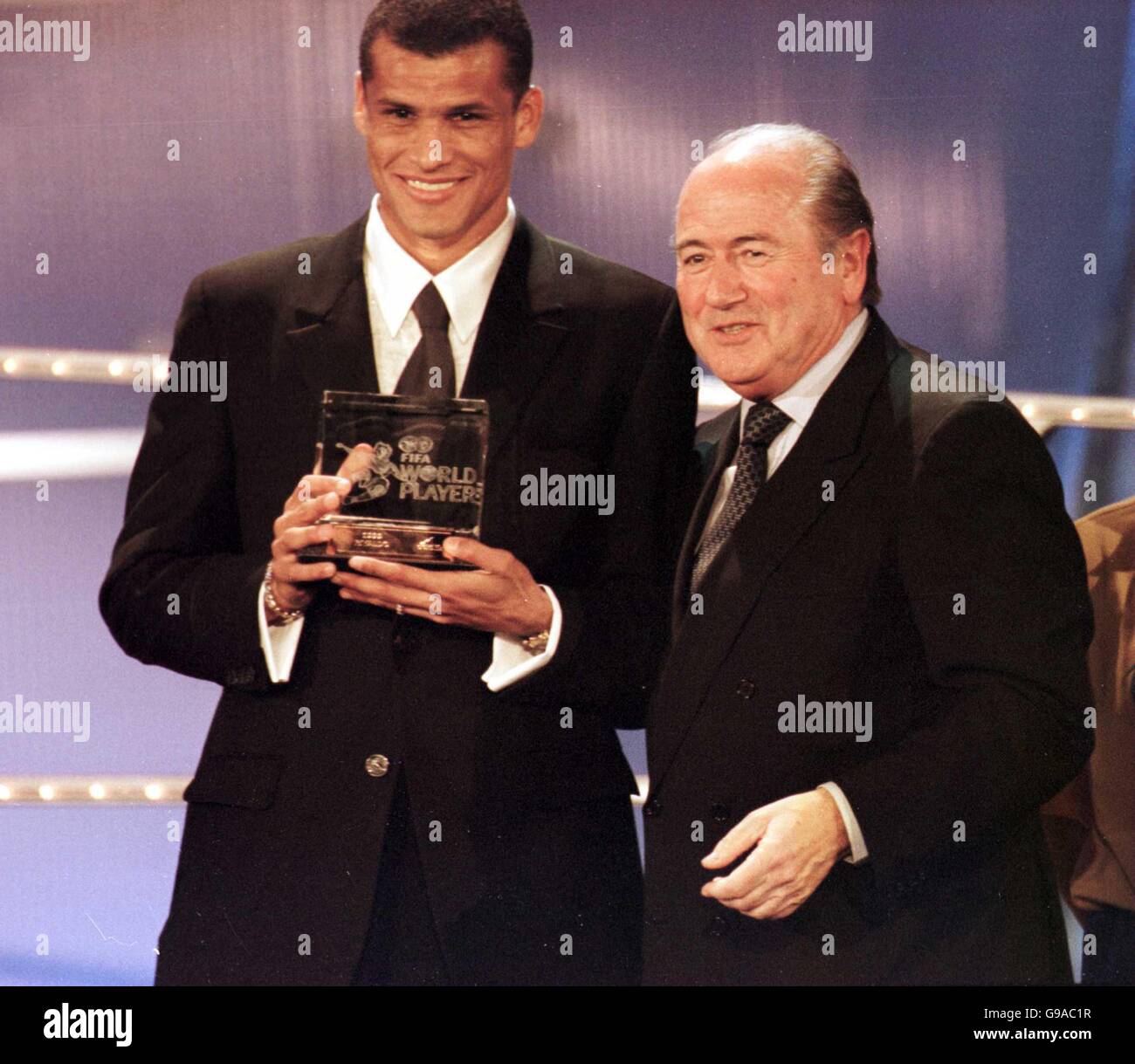 Rivaldo du Brésil et de Barcelone (l) reçoit le monde de la FIFA Trophée du joueur de l'année du président de la FIFA, Joseph Blatter Sepp (r) Banque D'Images