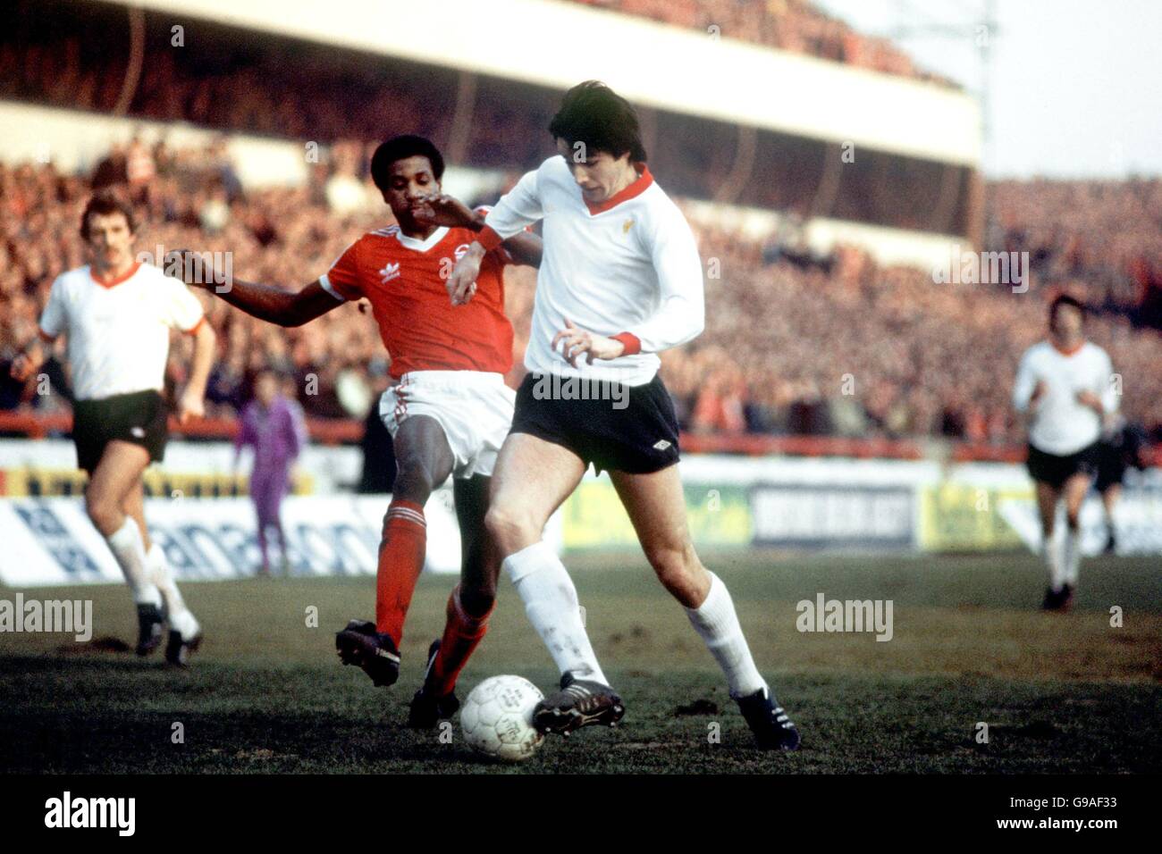 Alan Hansen de Liverpool (r) prend sur la viv Anderson de Nottingham Forest (l) Banque D'Images