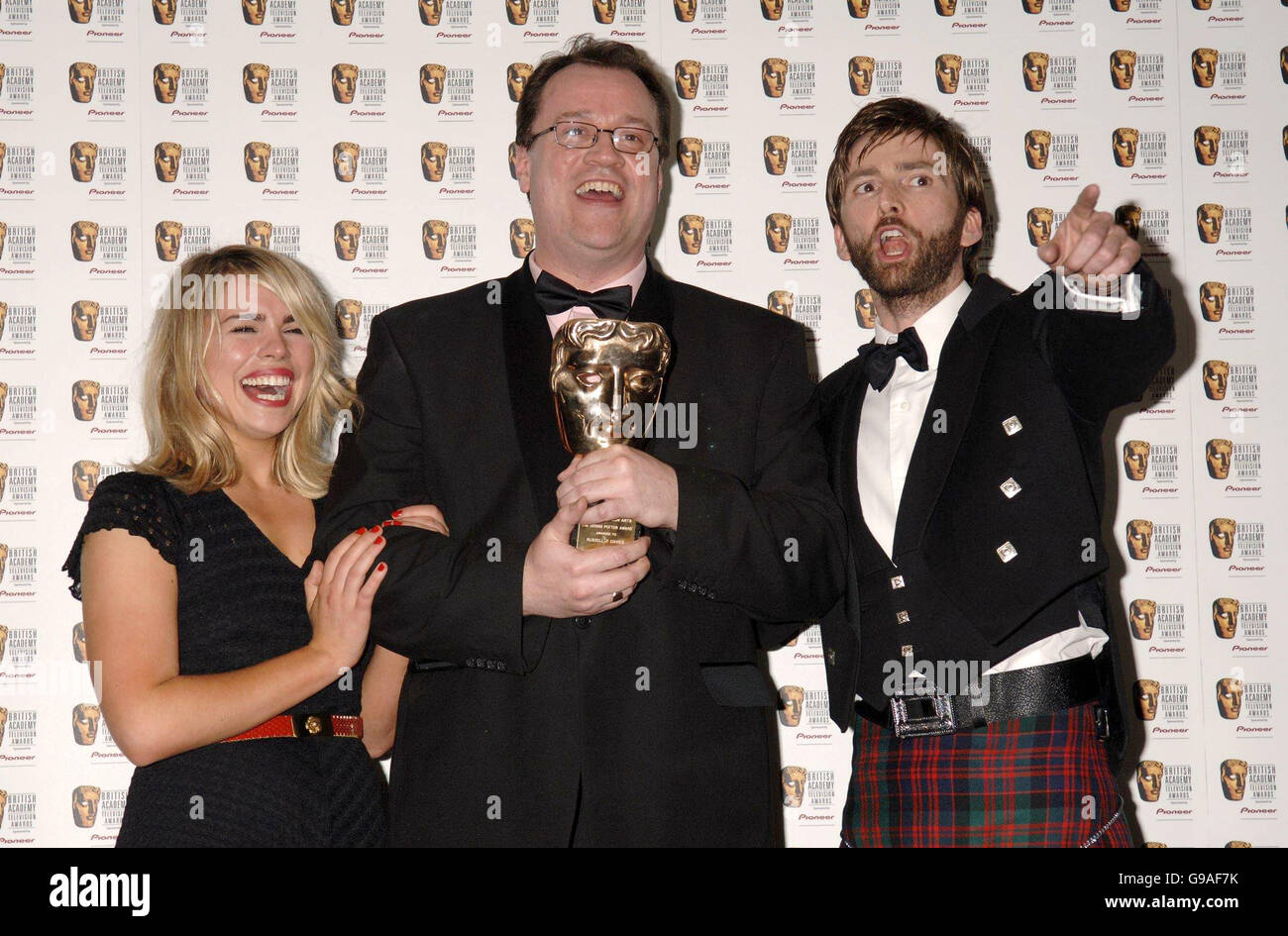 Stars de Dr Who (qui a remporté le prix de la meilleure série de drama), Billie Piper (à gauche) et David Tennant (à droite) avec l'écrivain Russell T.Davis, pendant la TV Baftas, à l'hôtel Grosvenor House dans le centre de Londres. Banque D'Images